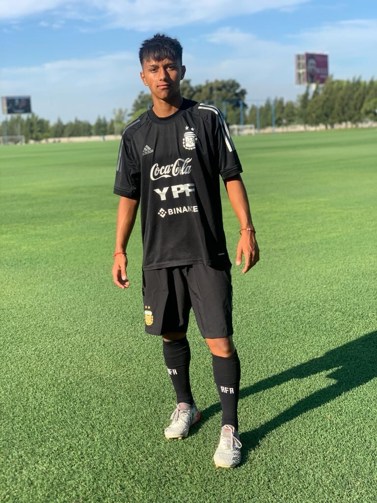 El mendocino que brilló en la Selección Sub15 en un homenaje a Pablo Aimar y los campeones en Qatar. Foto: Gentileza Jorge Busto