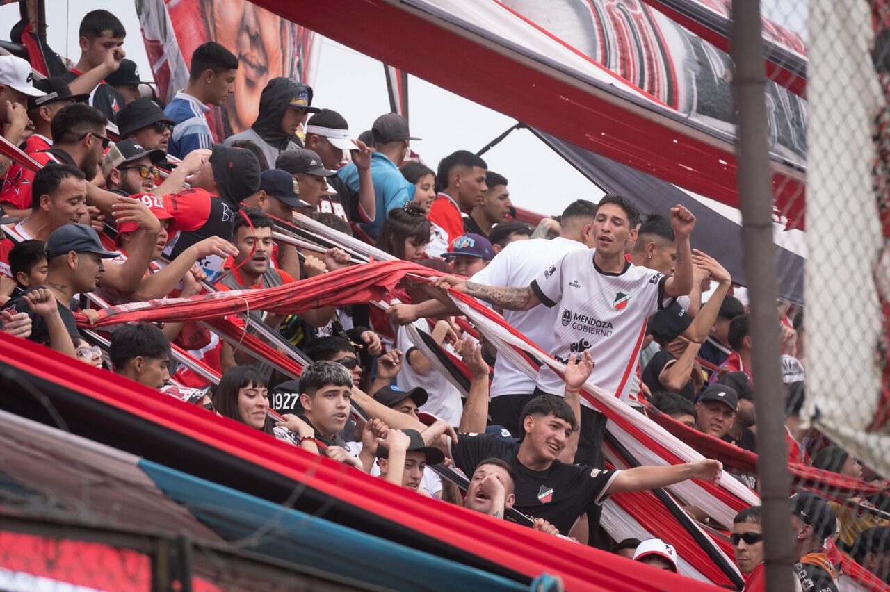 El Deportivo Maipú le ganó a Estudiantes de Buenos Aires por la Zona B fecha 29 de la Primera Nacional con un doblete de Ezequiel Almirón y sigue a tiro del líder Chacarita Juniors

Foto: Ignacio Blanco / Los Andes

