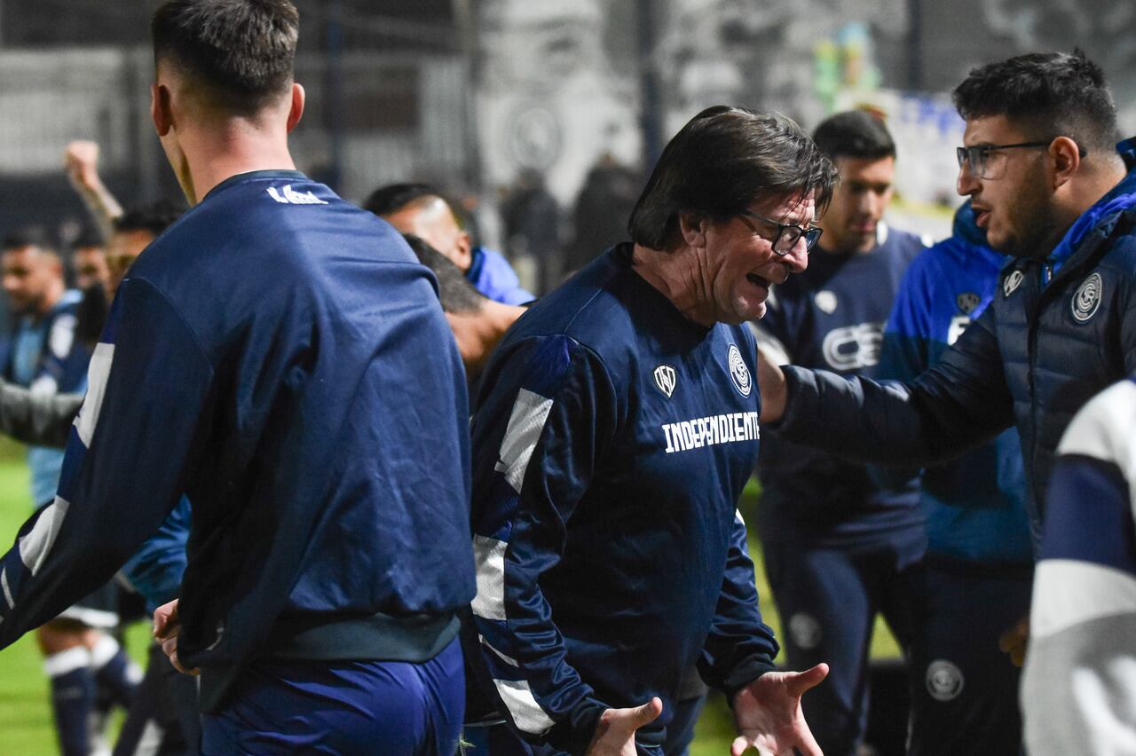 Permitido soñar: con el corazón en la mano, Independiente Rivadavia reaccionó y cantó victoria ante Estudiantes de Buenos Aires
Alfredo Berti Dt Independiente Rivadavia
Foto: Mariana Villa / Los Andes 