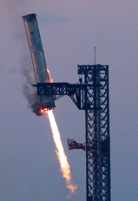 SpaceX atrapó con éxito el cohete Starship. Foto: Infobae