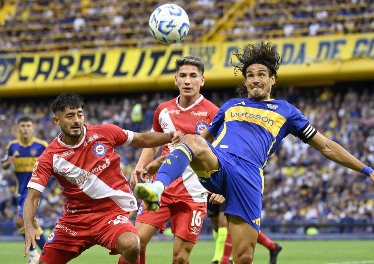 Cavani lució demasiado solo en el primer tiempo y Argentinos Juniors no tuvo inconvenientes para controlarlo.