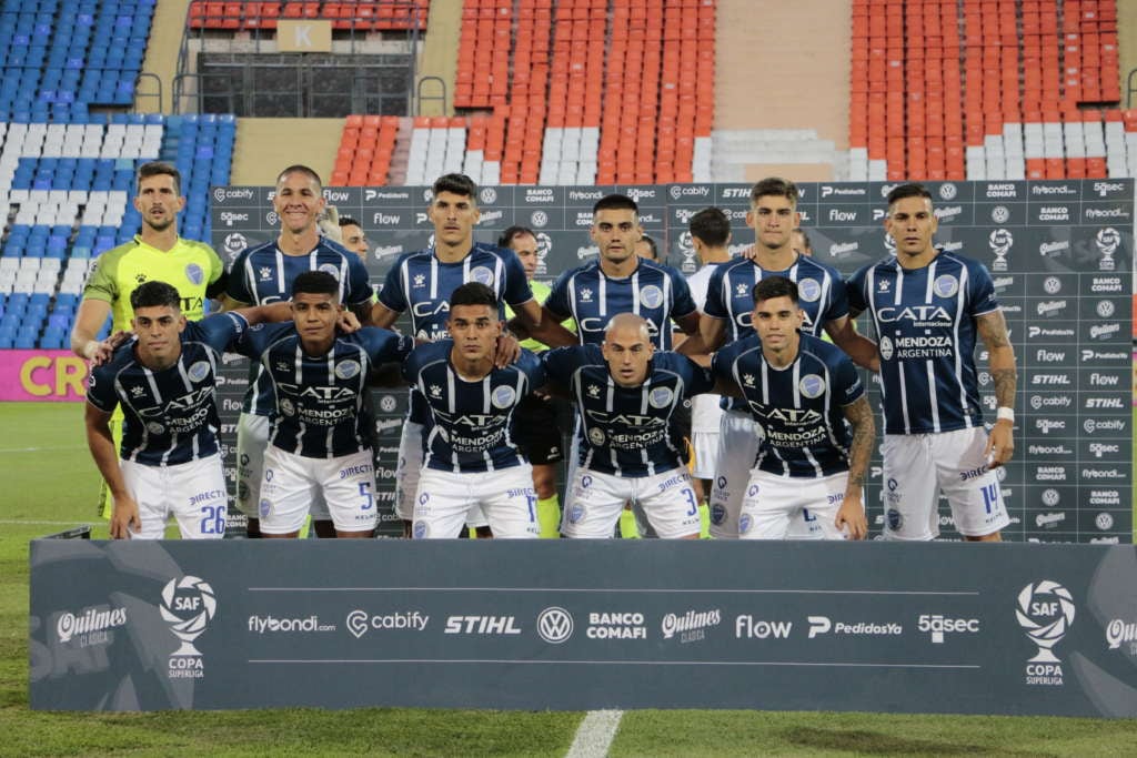 El Expreso, en su última formación, hace 120 días, cuando le tocó enfrentar a Boca Juniors en el estadio provincial Malvinas Argentinas. 