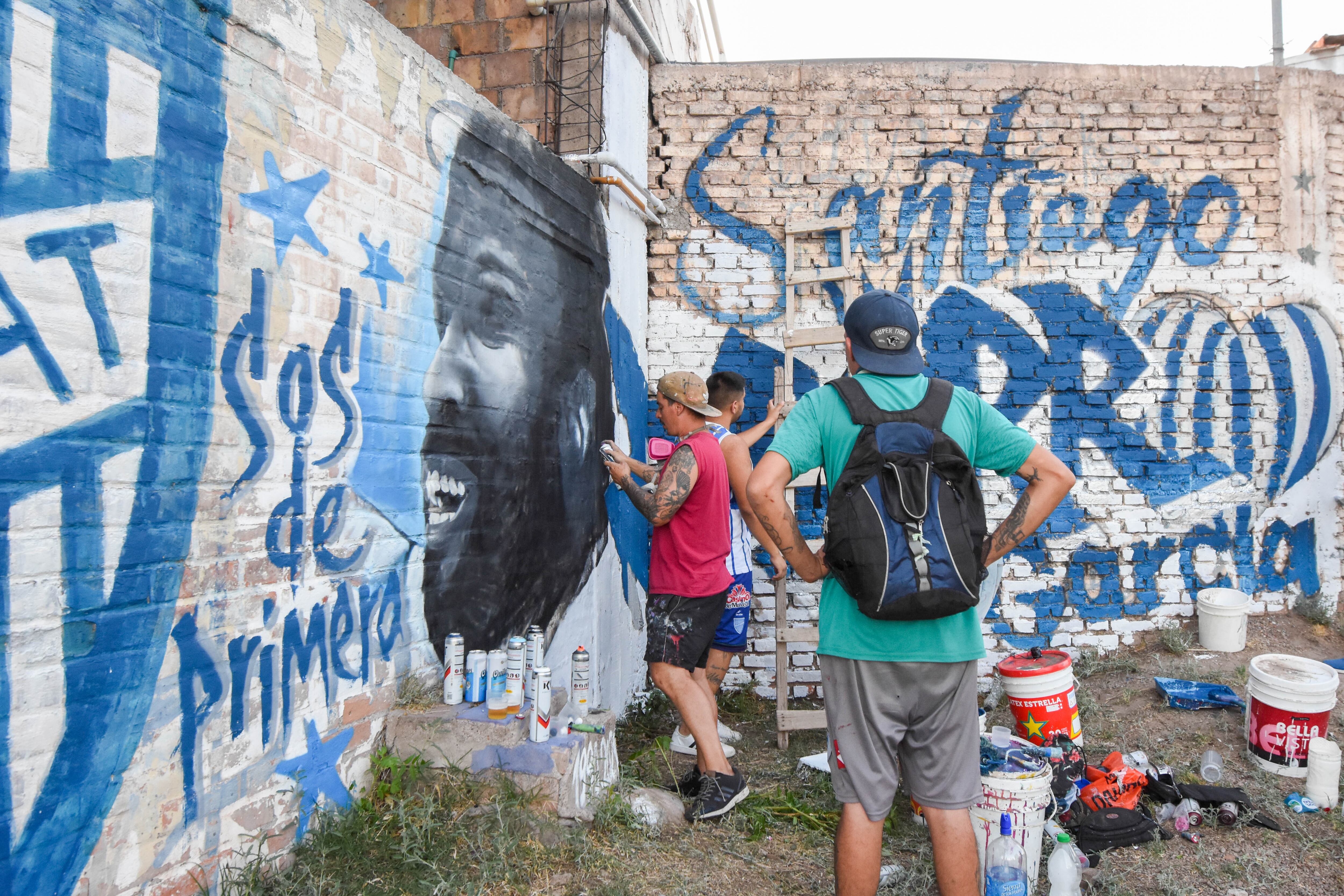 Un mural en honor goleador histórico de Godoy Cruz es pintado por fanáticos tombinos.