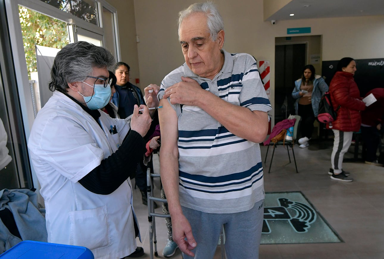 Los mayores de 60 años se muestran como los más predispuestos a la vacunación. | Foto:  Orlando Pelichotti / Los Andes