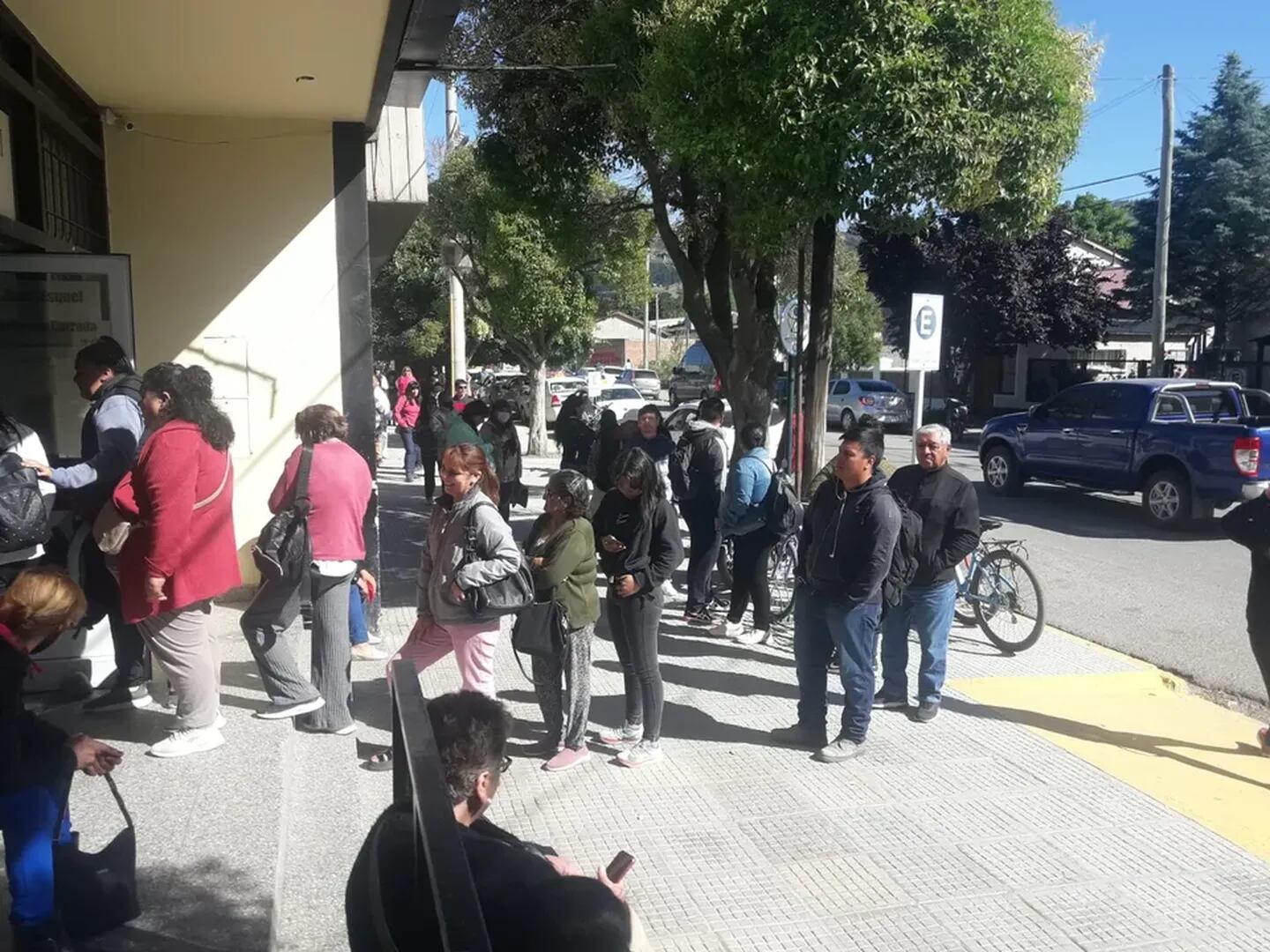 Largas colas por solicitar un turno en el Hospital de Esquel. Foto: FM del Lago