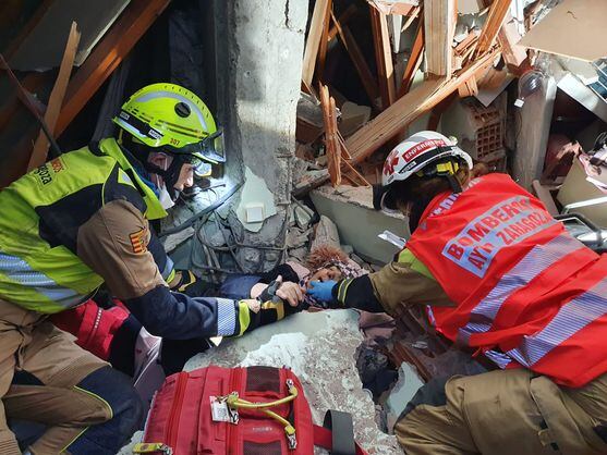 Un grupo de bomberos trabaja en la ciudad turca de Adiyaman. Foto: El Confidencial