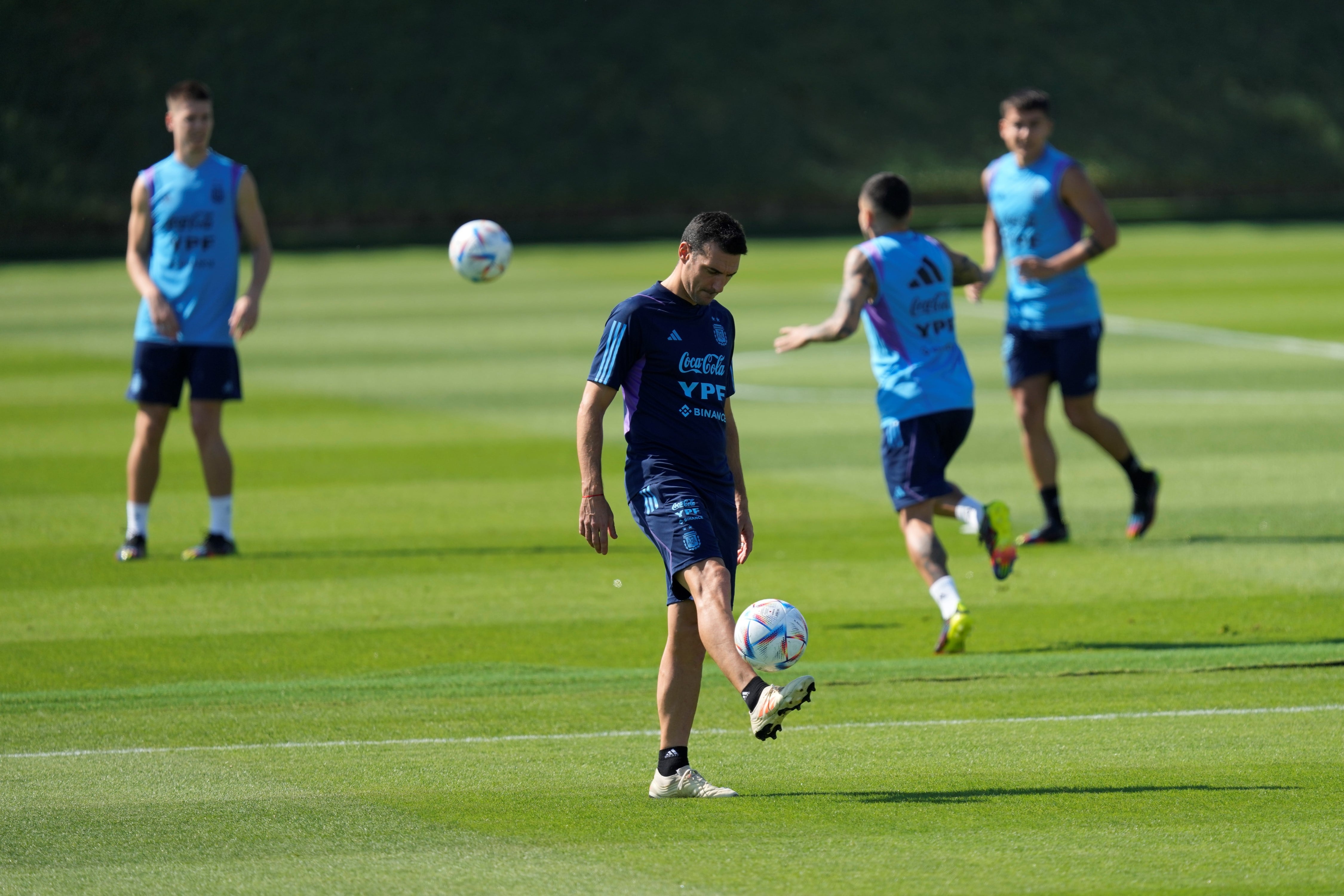 Lionel Scaloni en el entrenamiento de la selección argentina. (AP)