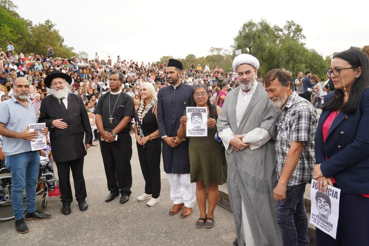 Los padres de Fernando Báez Sosa encabezaban esta tarde una ceremonia interreligiosa - Foto Clarín