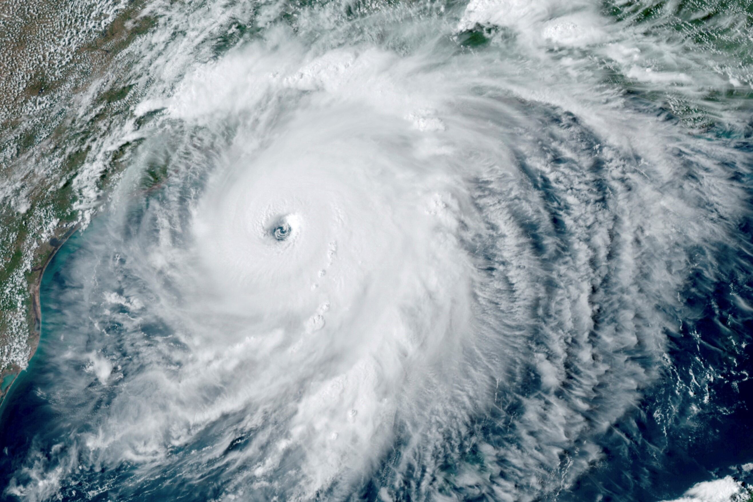 Esta imagen satelital muestra el huracán Laura sobre el Golfo de México.