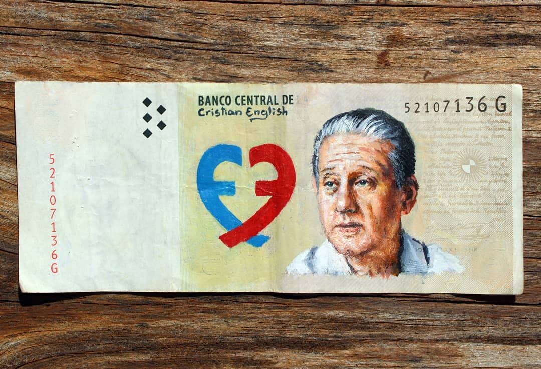 Un artista plástico pinta sobre billetes personajes icónicos de la historia y el entretenimiento