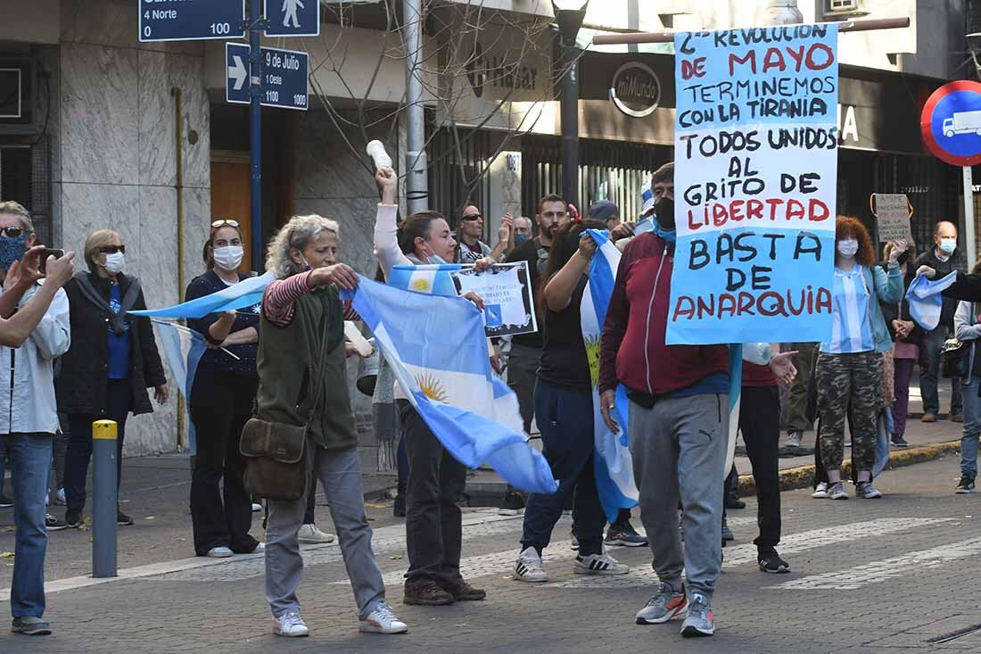 Mendocinos se manifestaron contra las nuevas restricciones del Gobierno nacional en pandemia