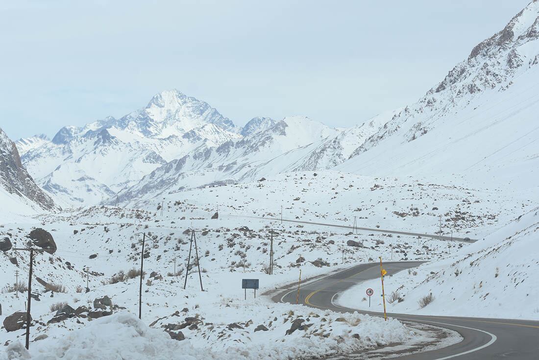 Luego de un invierno seco, la nieve llegó a la Alta Montaña y los mendocinos y turistas aprovecharon el domingo para disfrutar del paisaje y sus atractivos.