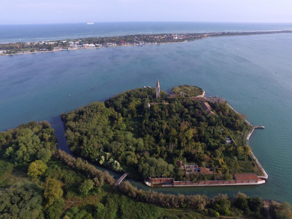 La isla de Poveglia guarda terroríficas historias relacionadas con la peste negra y hospicios. Foto Mirror