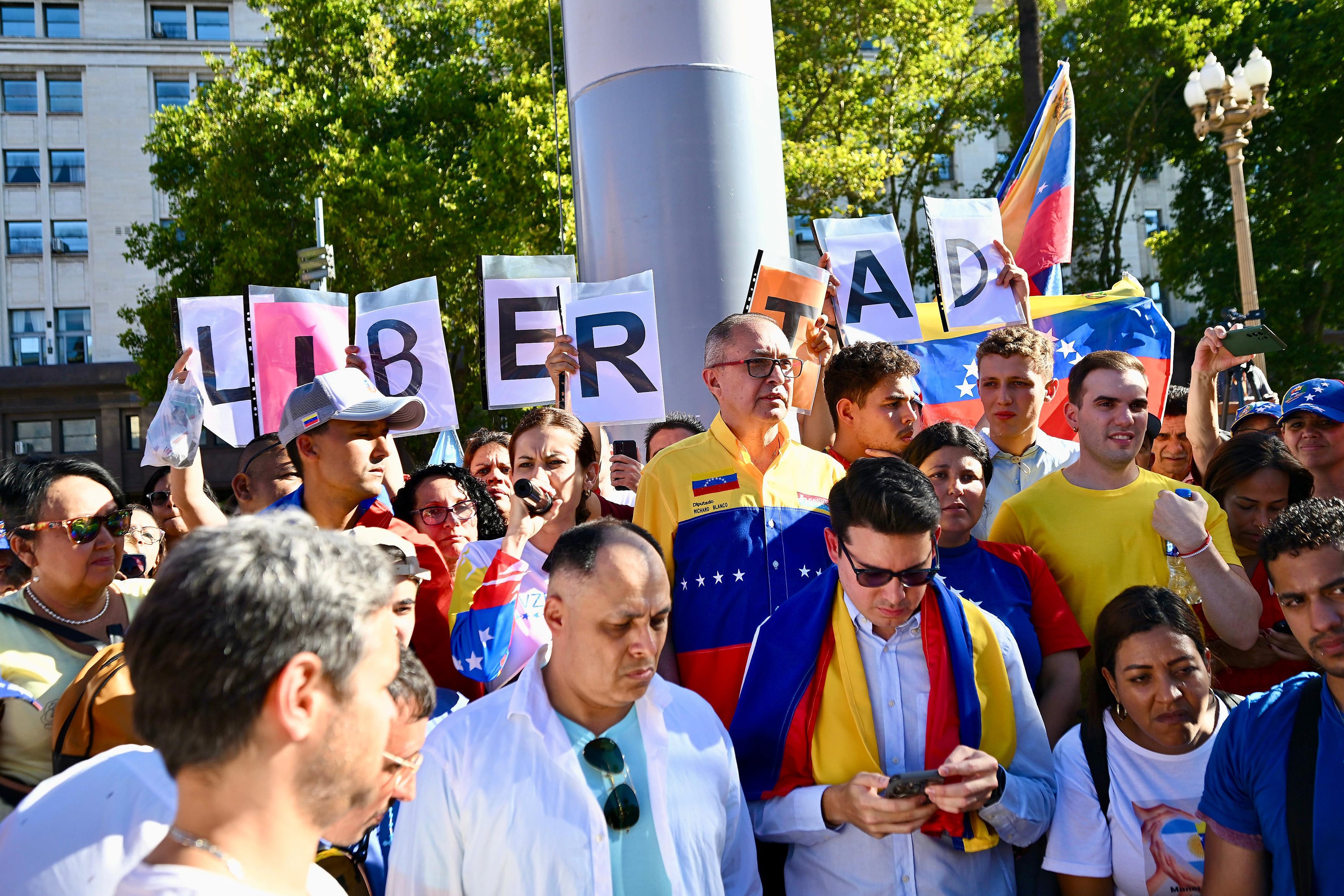 Manifestantes venezolanos se 
concentran en la Plaza de Mayo. Foto: 
JUAN FOGLIA/NA.