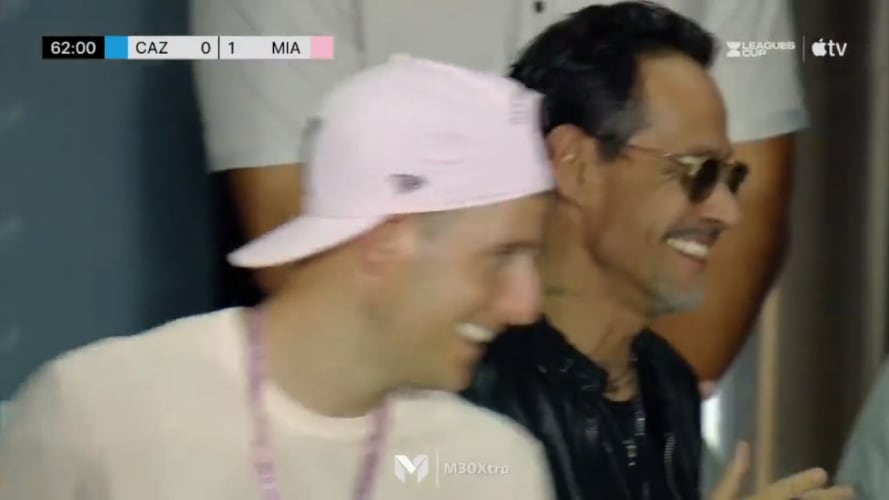 Marc Anthony presente en el debut de Messi. (Captura)