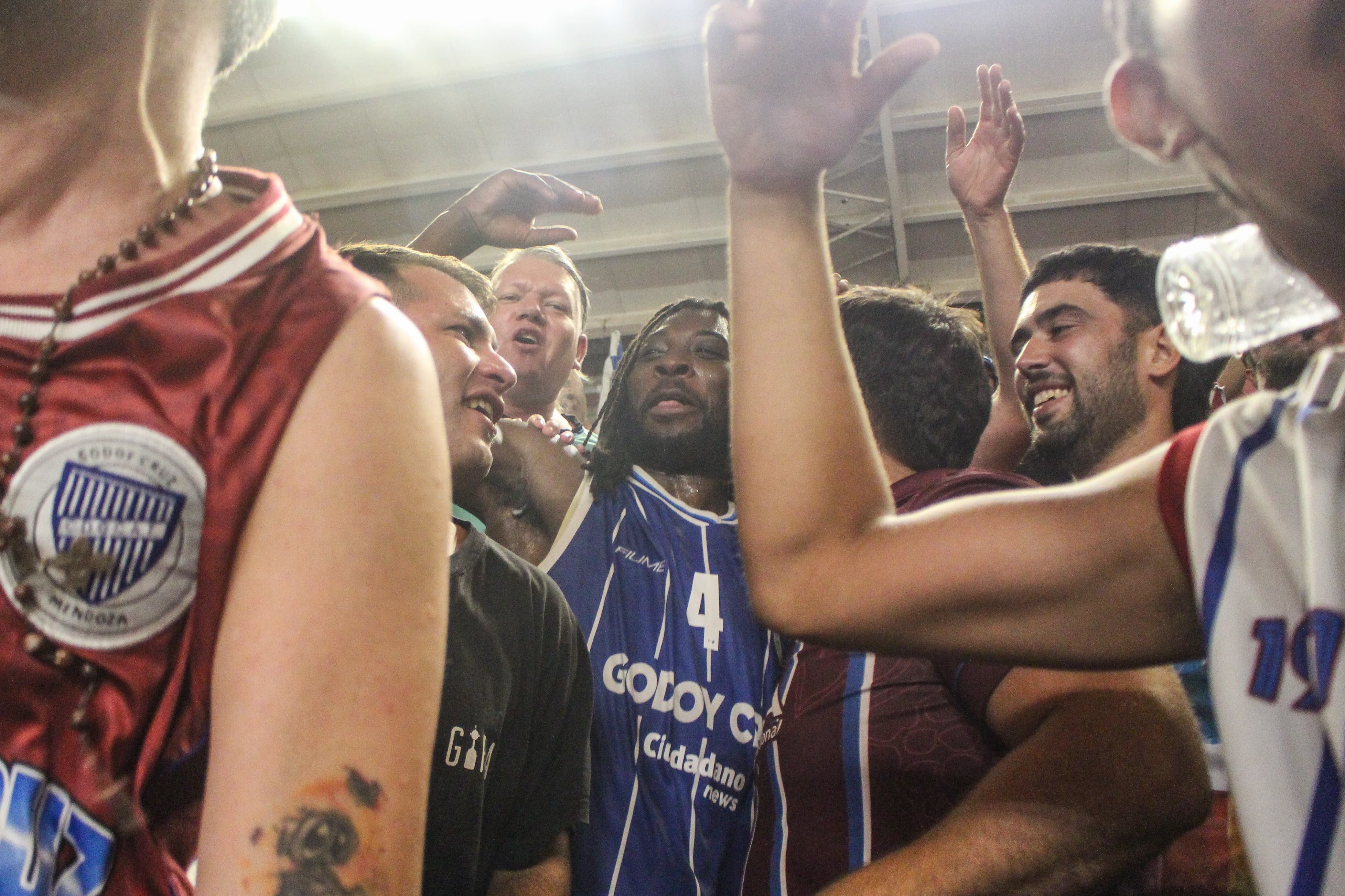 El jugador de EEUU, Larry Wilckett junto a los hinchas del Expreso en la tribuna. Fiesta total. / Gentileza.