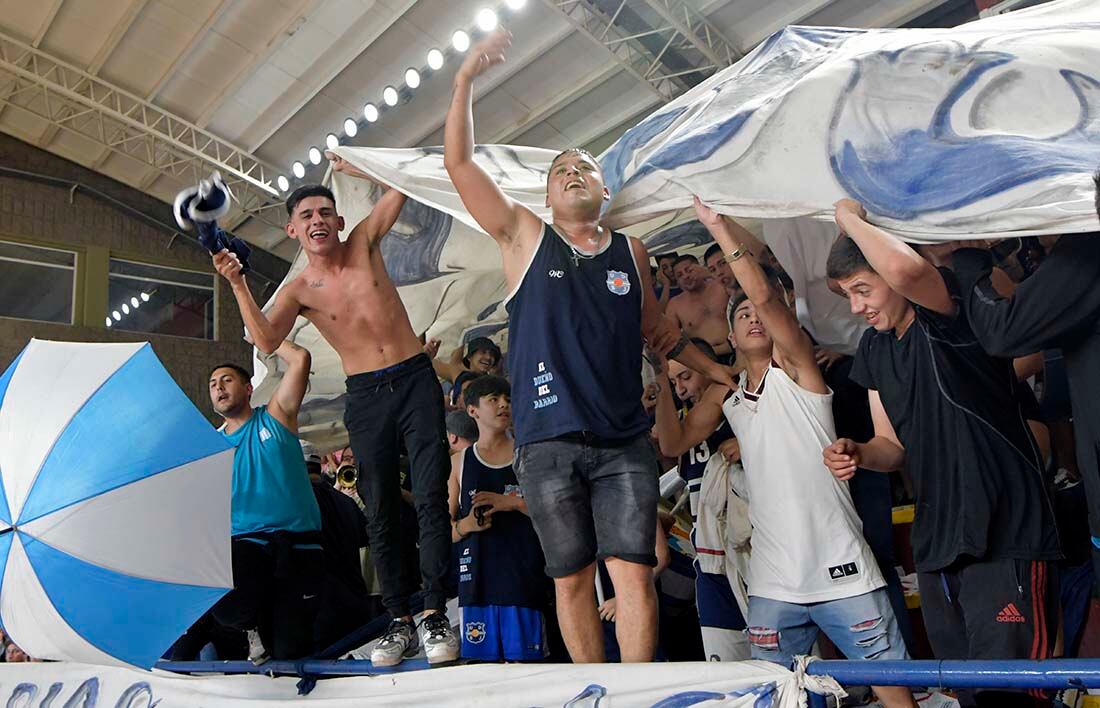 Imágenes de los hinchas de San José en la primera final del certamen Clausura de la Superliga de basquet, Atenas Sport Club vs. San José. Foto Orlando  Pelichotti