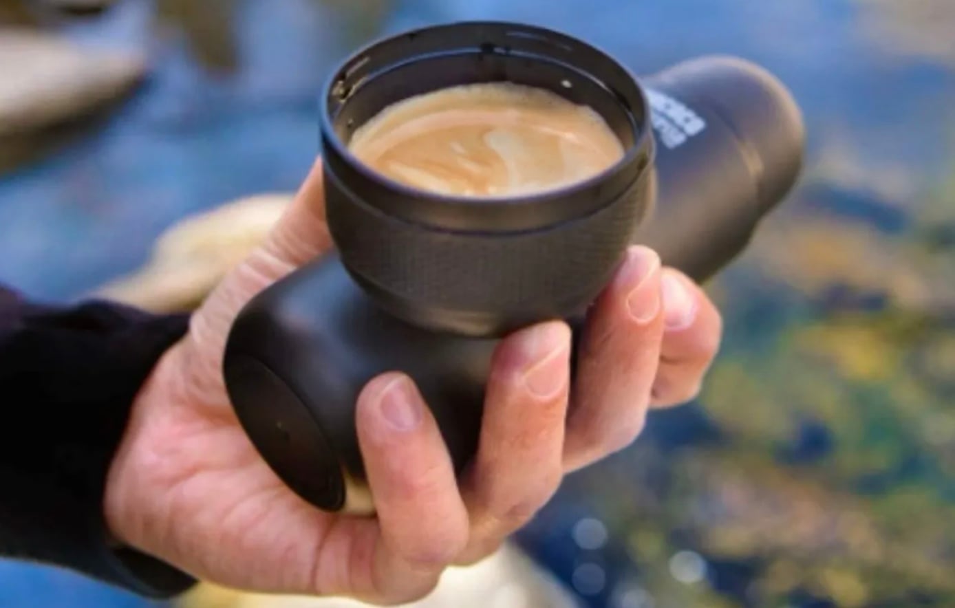 La cafetera portátil Wacaco Minipresso no utiliza ningún sistema eléctrico ni de carga.