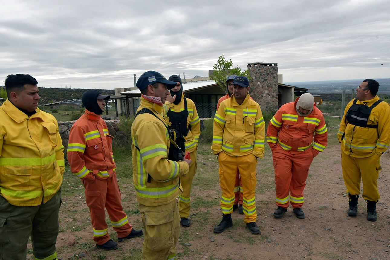 fin de semana crítico y catastrófico -con el viento Zonda se propagaron distintos focos de incendio que consumieron a unas 2.500 hectáreas en el piedemonte de Luján de Cuyo

Foto: Orlando Pelichotti