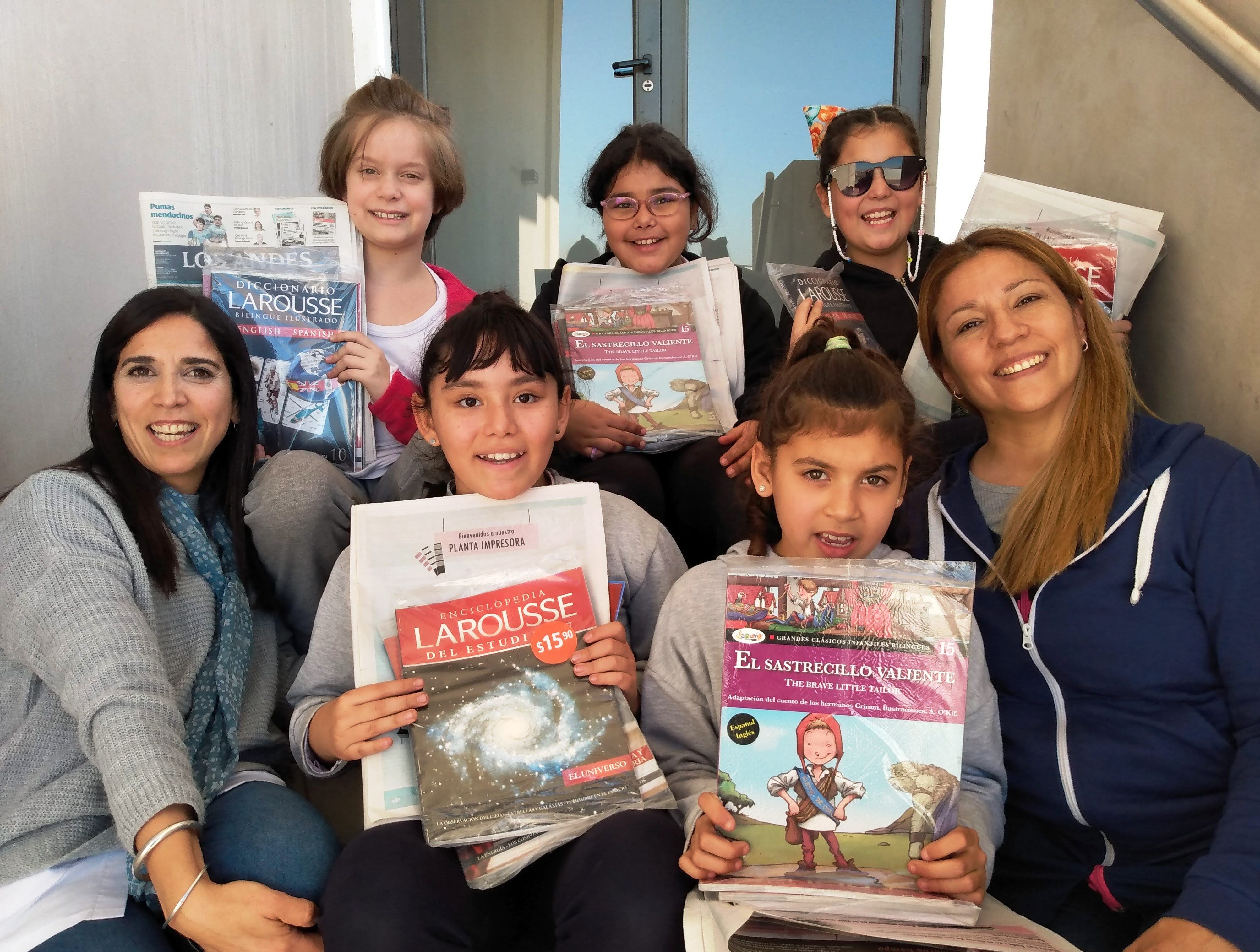 Daira, Oriana, Emma, Eluney y Delfina, acompañadas por sus docentes, Mariana Barud y Daniela Montalto.

