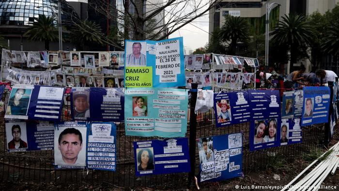 Fotos de los desaparecidos colocadas por familiares durante una marcha en la previa al Día Internacional de las Víctimas de Desaparición Forzada. Sinaloa, México.