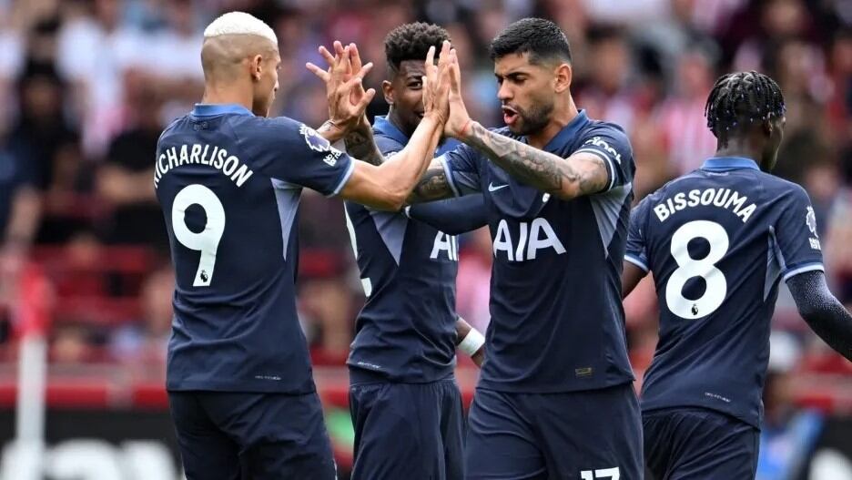 Cuti Romero festeja su gol ante el Brentford en el empate del Tottenham.