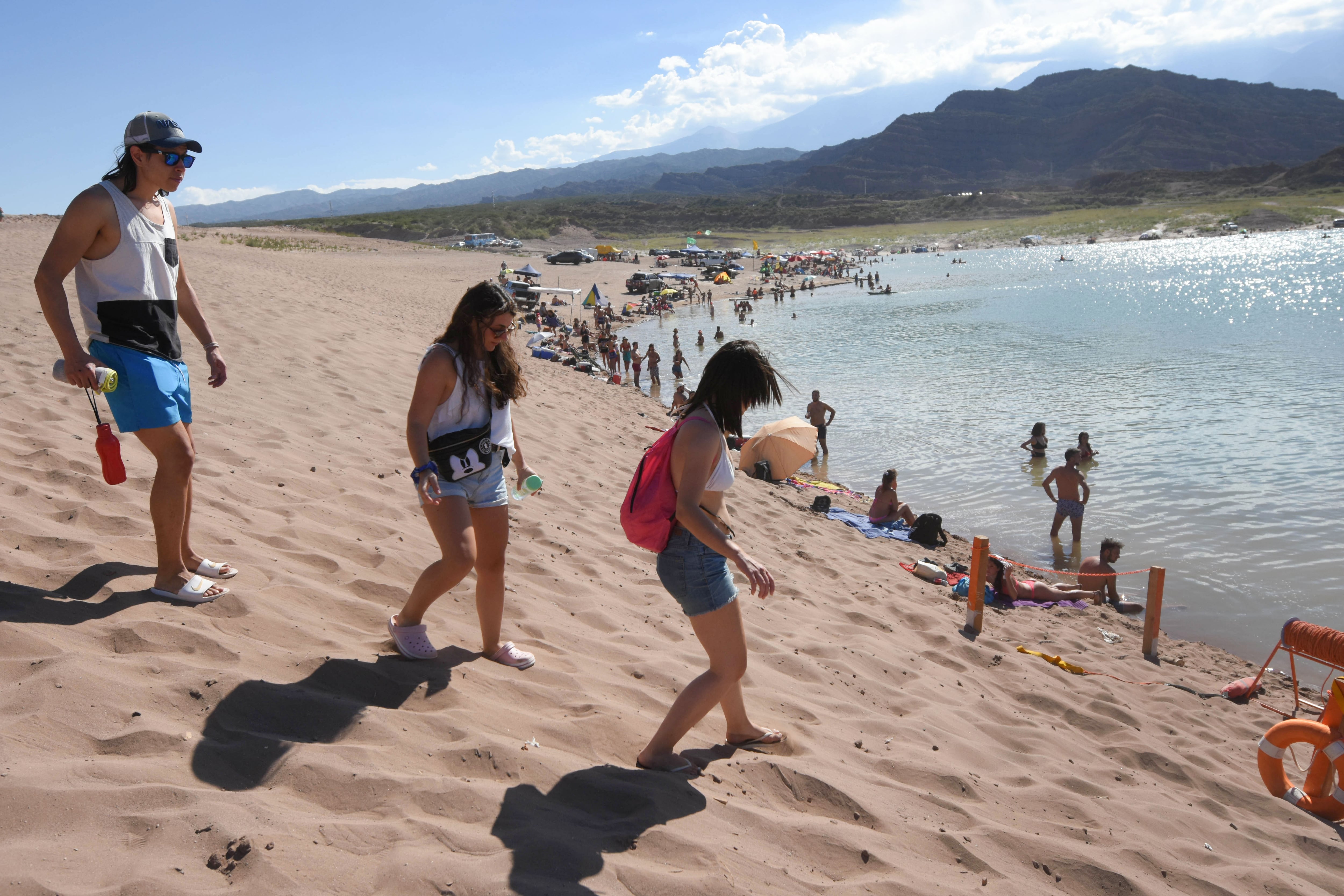 Calor turismo Potrerillos
En una tarde de mucho calor el dique Potrerillos fue el lugar elegido para disfrutar del agua