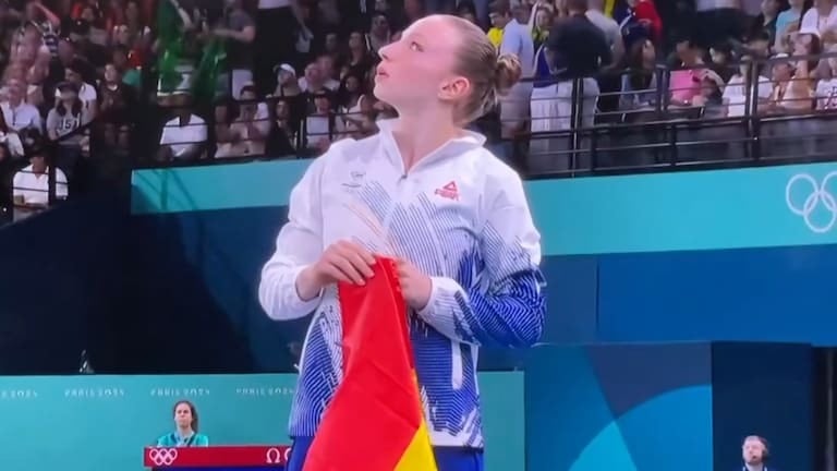 La reacción de la gimnasta rumana Ana Barbosu al ver que cambiaron su puntuación.