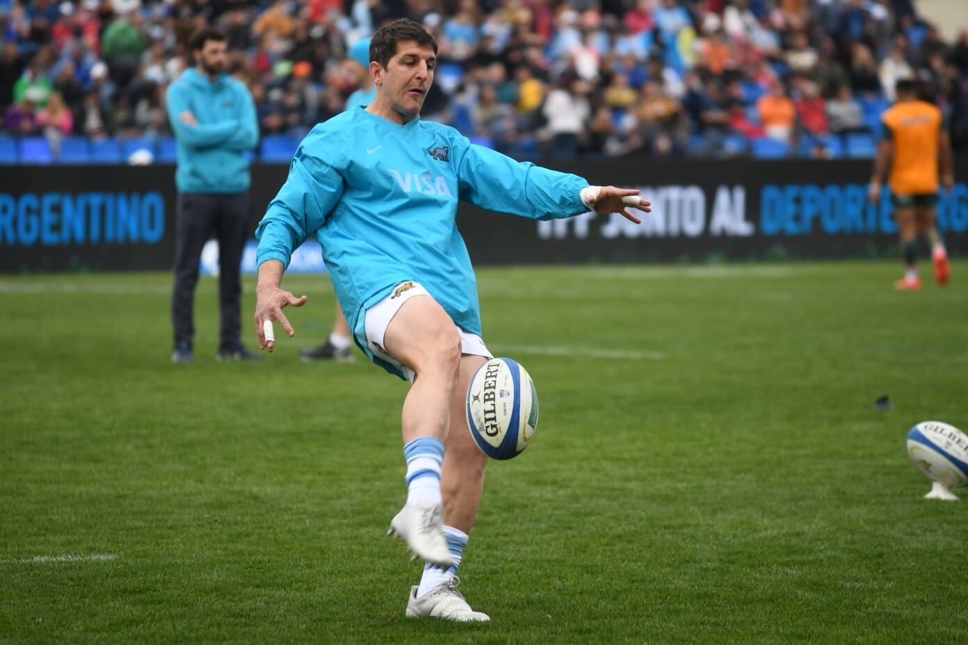 En los movimientos precompetitivos, el publico mendocino deliró con los jugadores de Los Pumas. Amor eterno. / José Gutiérez (Los Andes).