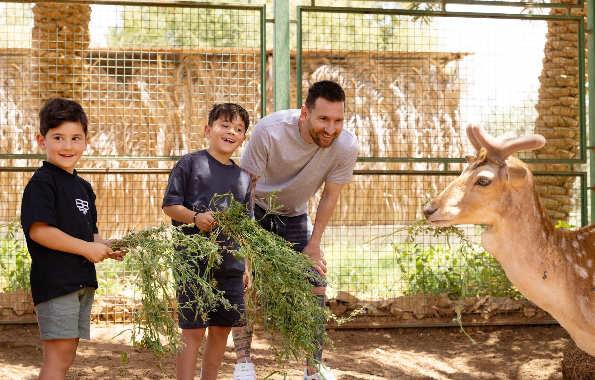 Lionel Messi con sus hijos en Arabia Saudita.