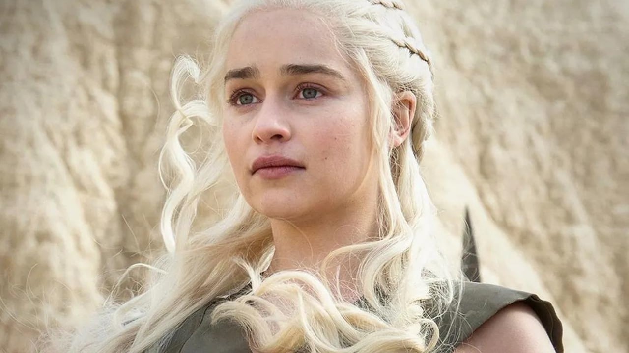 Emilia Clarke como Daenerys Targaryen.