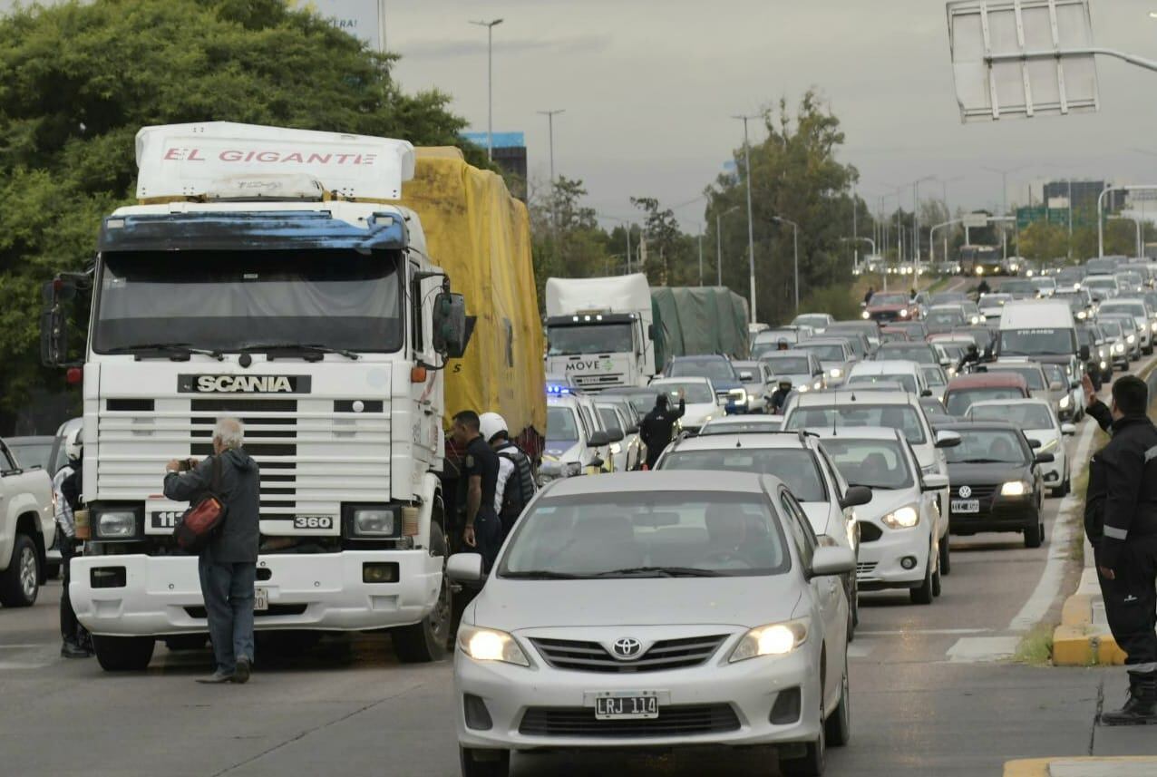 Camión roto y detenido en el Acceso Este, a metros del Nudo Vial. Demoras y filas de vehículos. Foto: Orlando Pelichotti / Los Andes