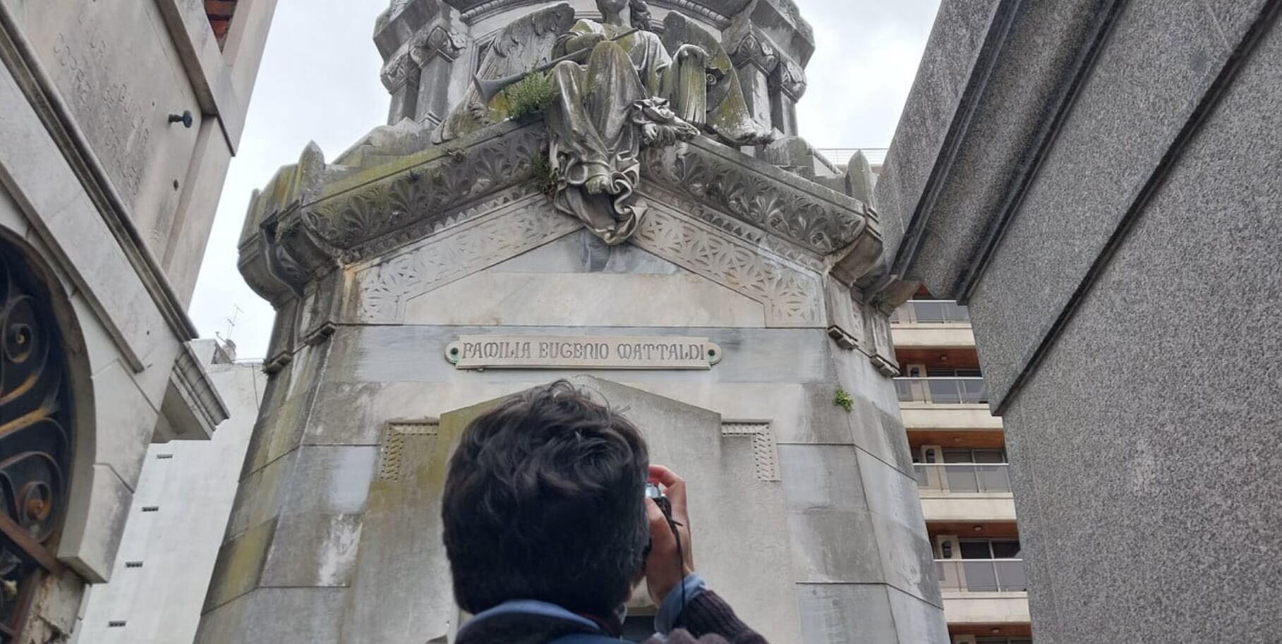 Las bóvedas del cementerio de Recoleta son un punto de atracción para los turistas por sus detalles arquitectónicos. Foto: Clarín