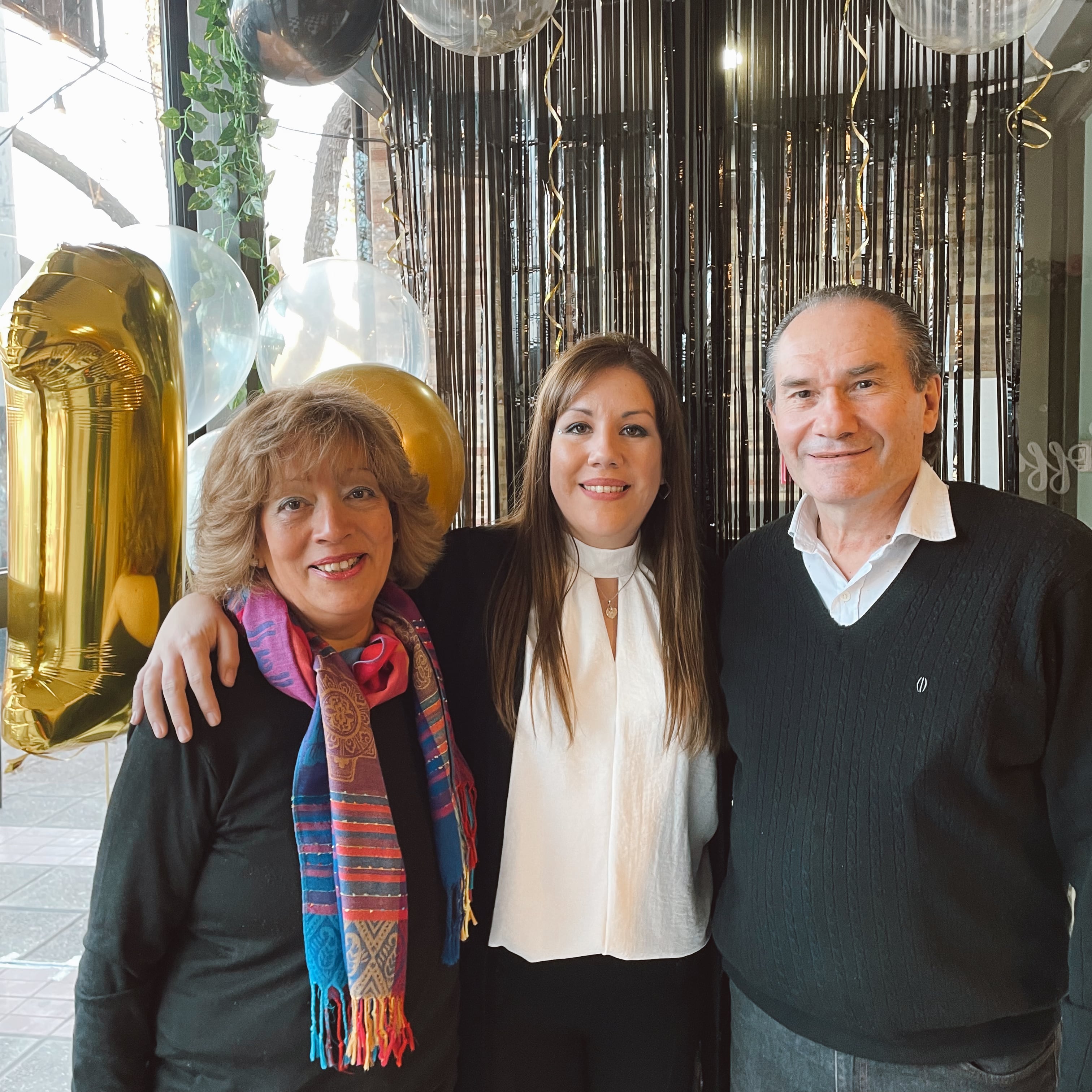 Paula junto a sus padres. Su papá ayuda a Paula en la administración del local para que ella pueda estar en la cocina haciendo lo que le gusta.