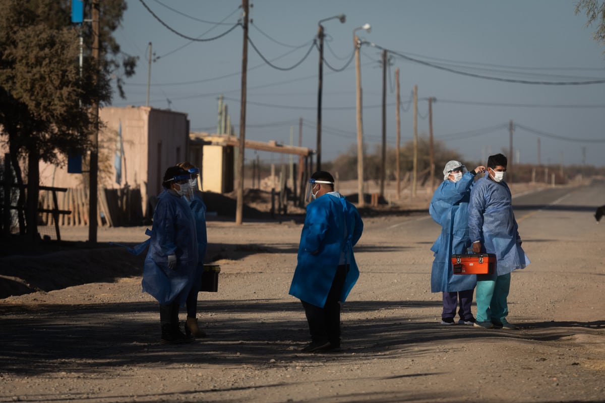 El equipo sanitario por una de las calles del paraje La Asunción en el departamento de Lavalle.