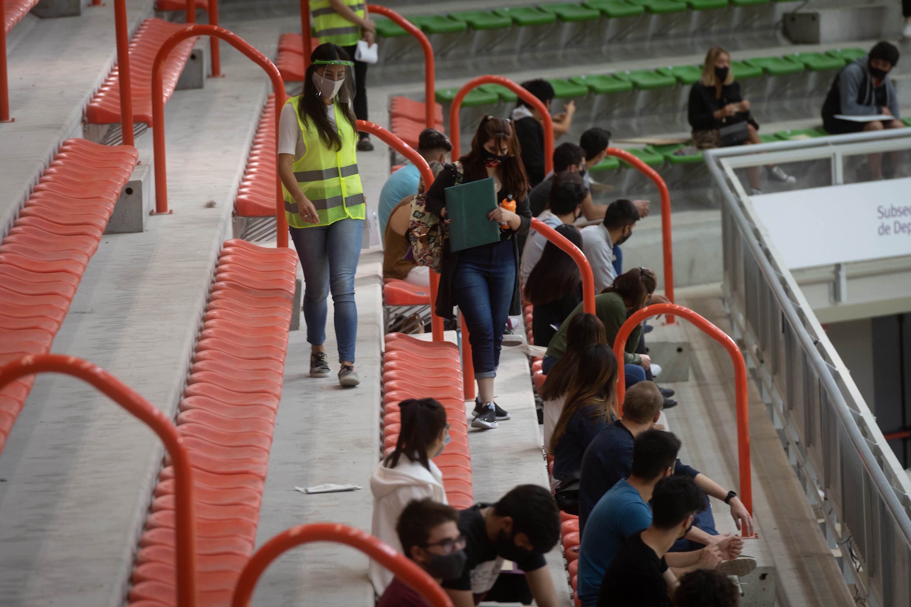 Los aspirantes fueron ubicados en las gradas del primer nivel del estadio.