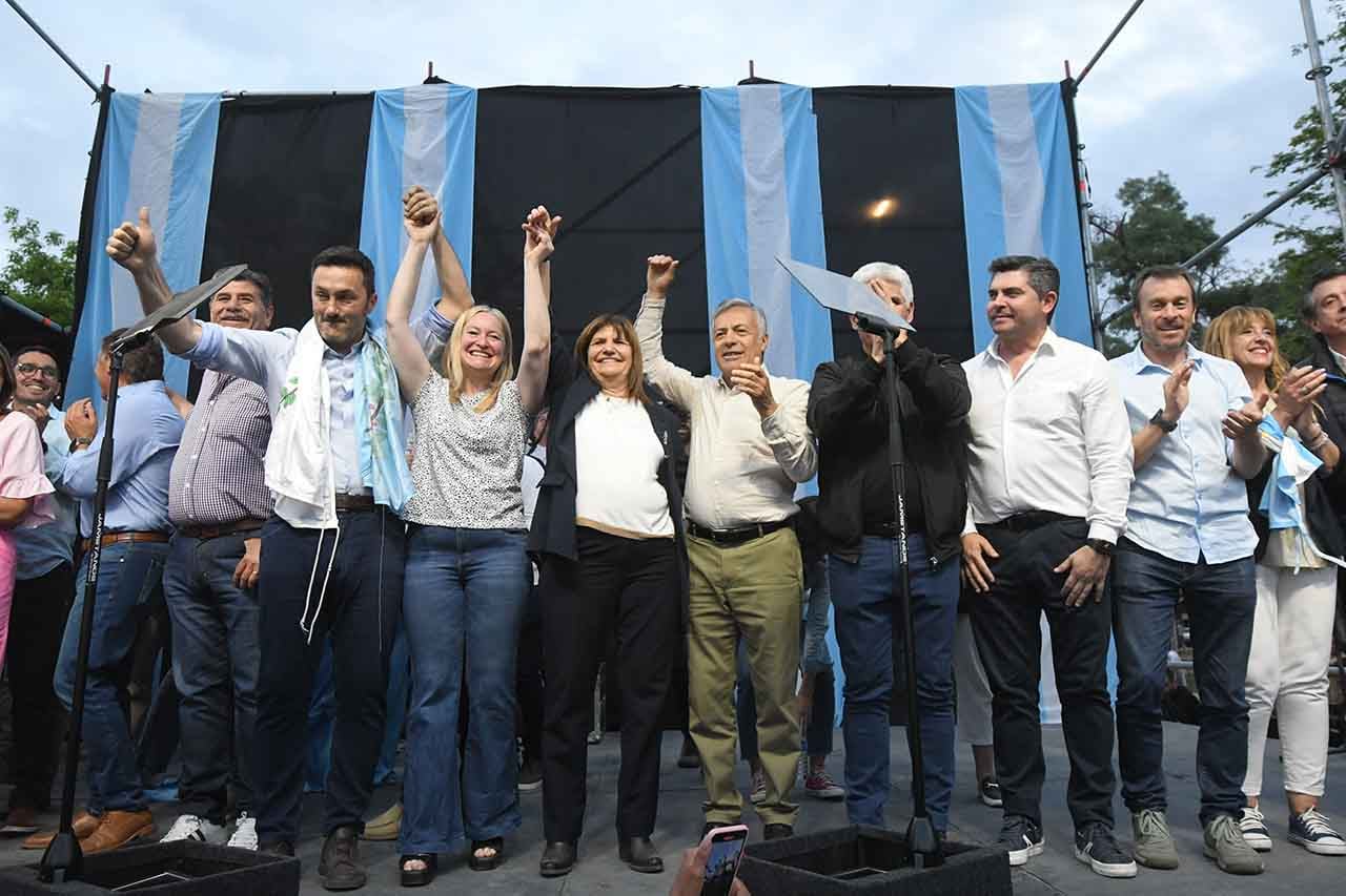 Cierre de campaña de Patricia Bullrich candidata a Presidenta de la nación y Luis Petri candidato a Vicepresidente, el acto se realizó en el parque O´Higgins de Ciudad en donde asistieron dirigentes, candidatos y militantes
Luis Petri candidato a Vicepresidente de la Nación, Hebe Casado Vicegobernadora elcta de Mendoza,  Patricia Bullrich candidata a Presidenta de la Nación  Alfredo Cornejo, el Gobernador electo de San Luis Claudio Poggi, Marcelo Orrego Gobernador electo de San Juan y Lisandro Nieri
 Foto: José Gutierrez / Los Andes 