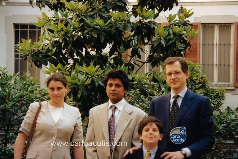 Carlo Acutis, sus padres y la mujer que trabajaba en la casa familiar y que acercó al catolicismo al niño. Foto: Gentileza.