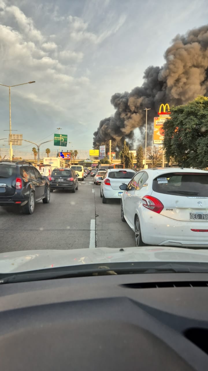 Así se ve la columna de fuego desde el Acceso Este mano Ciudad. Foto: Gentileza.