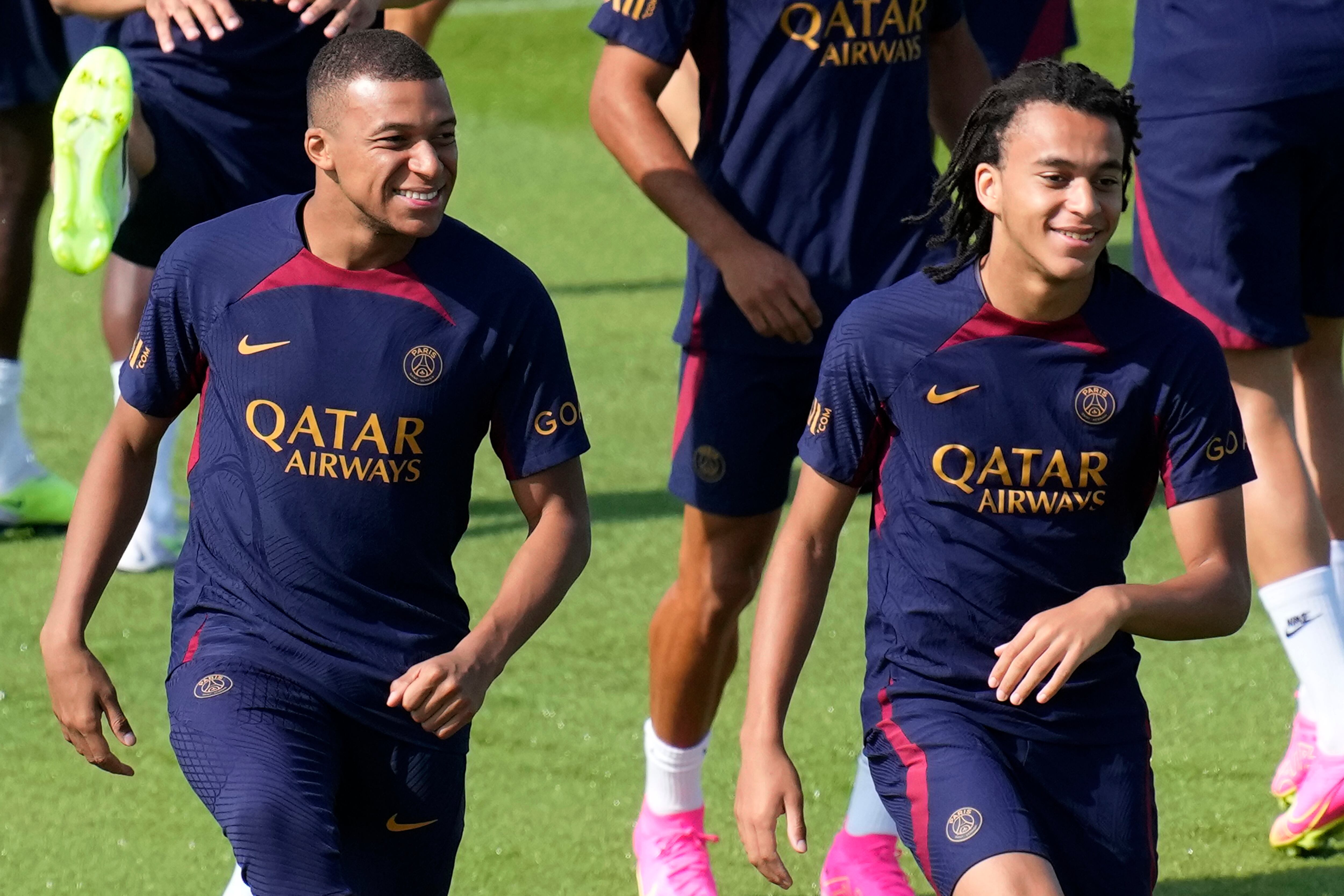 Kylian Mbappe y su hermano Ethan Mbappe asisten a una sesión de entrenamiento con el Paris Saint-Germain el jueves 20 de julio del 2023. (AP Photo/Christophe Ena)