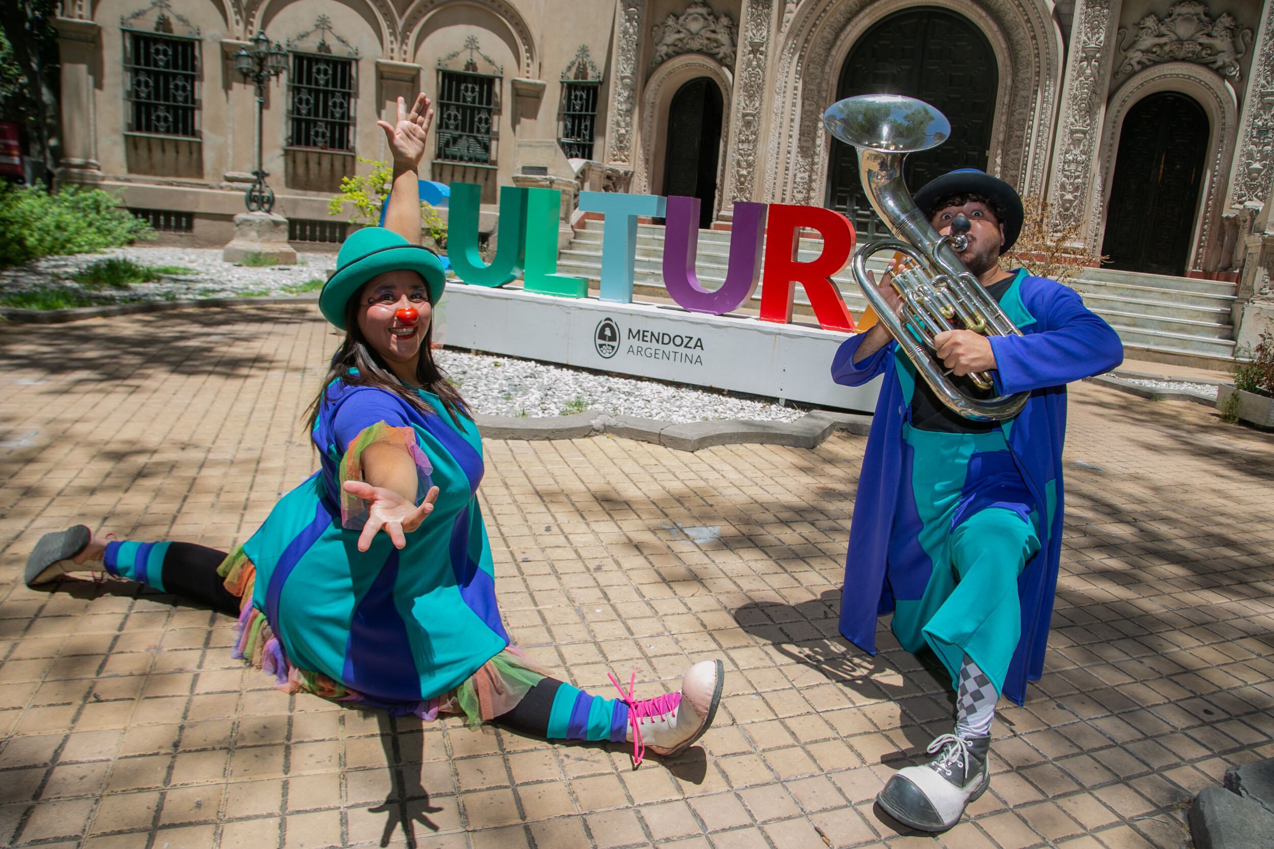 El dúo circense, Porotita y Tatán en la presentación de la agenda cultural. 