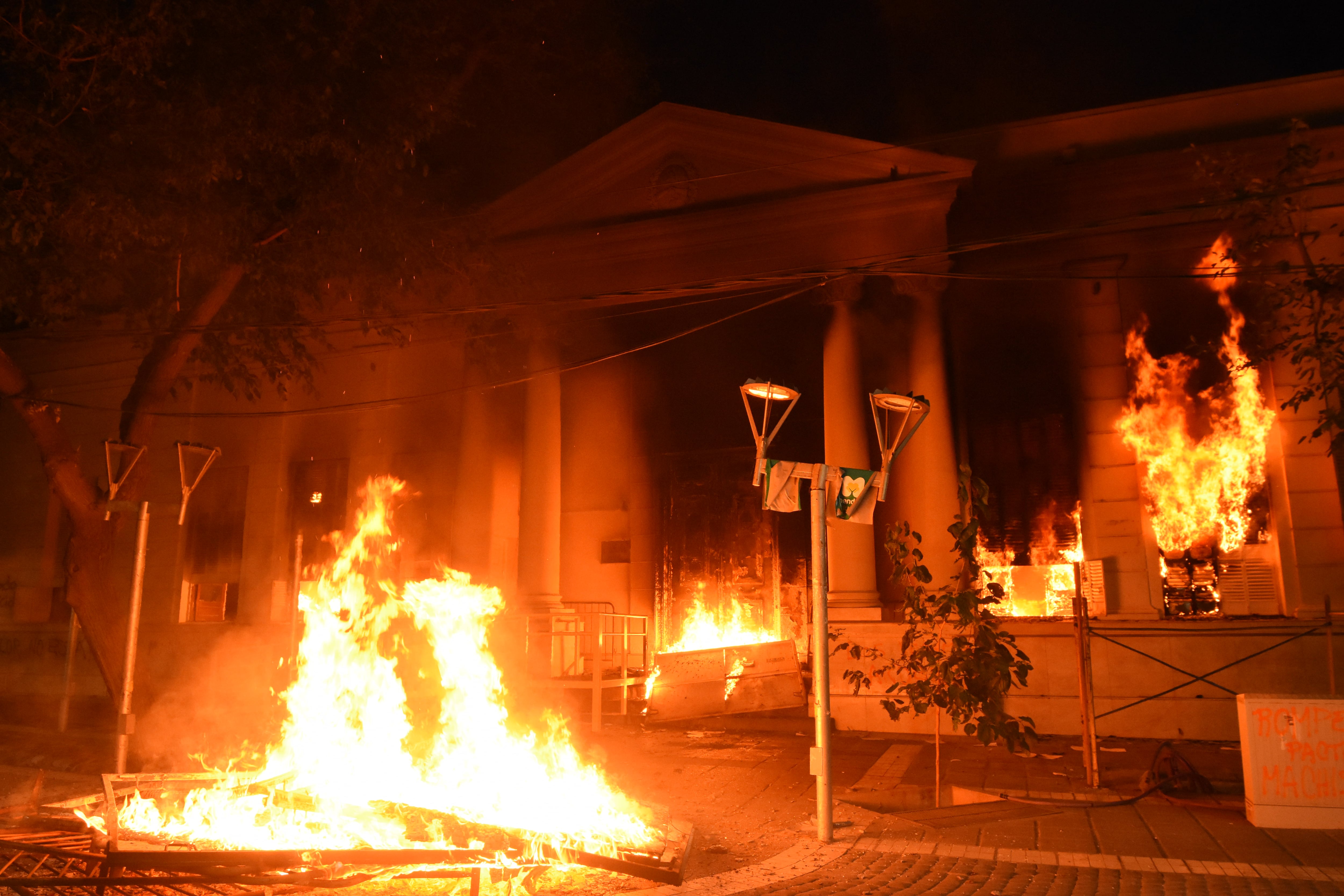 Violentos disturbios e incendios en Casa de Gobierno y la Legislatura luego de la marcha por Florencia Romano.