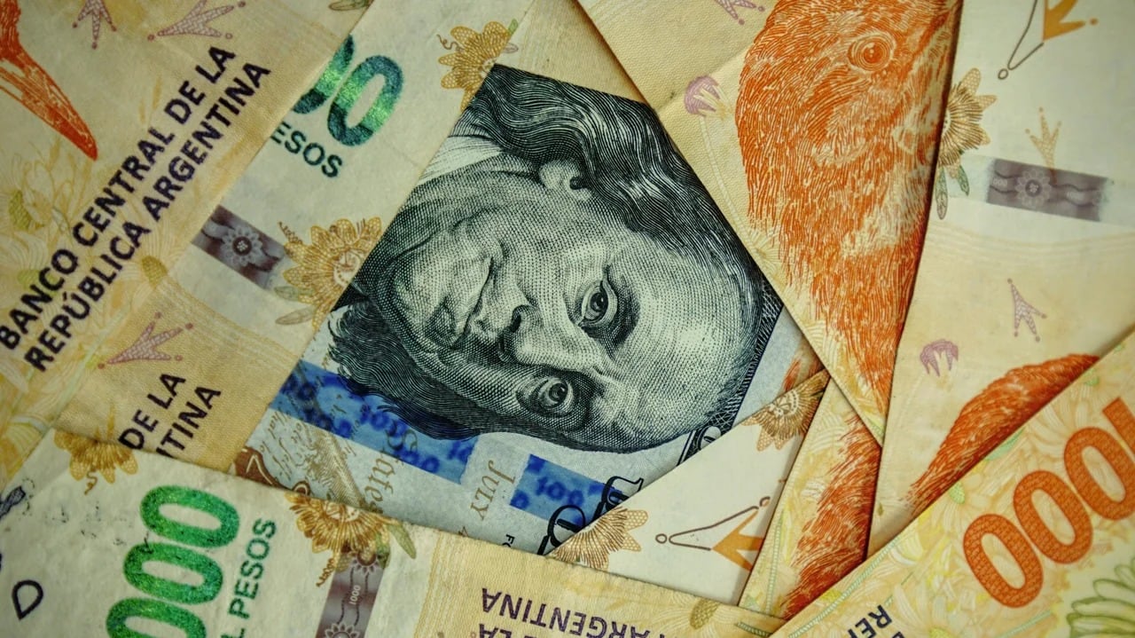 Dólar blue sin piso: ya cotiza abajo del MEP y casi lo mismo que el oficial