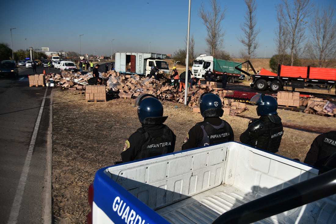 Volcó camión con vino mendocino en Córdoba.