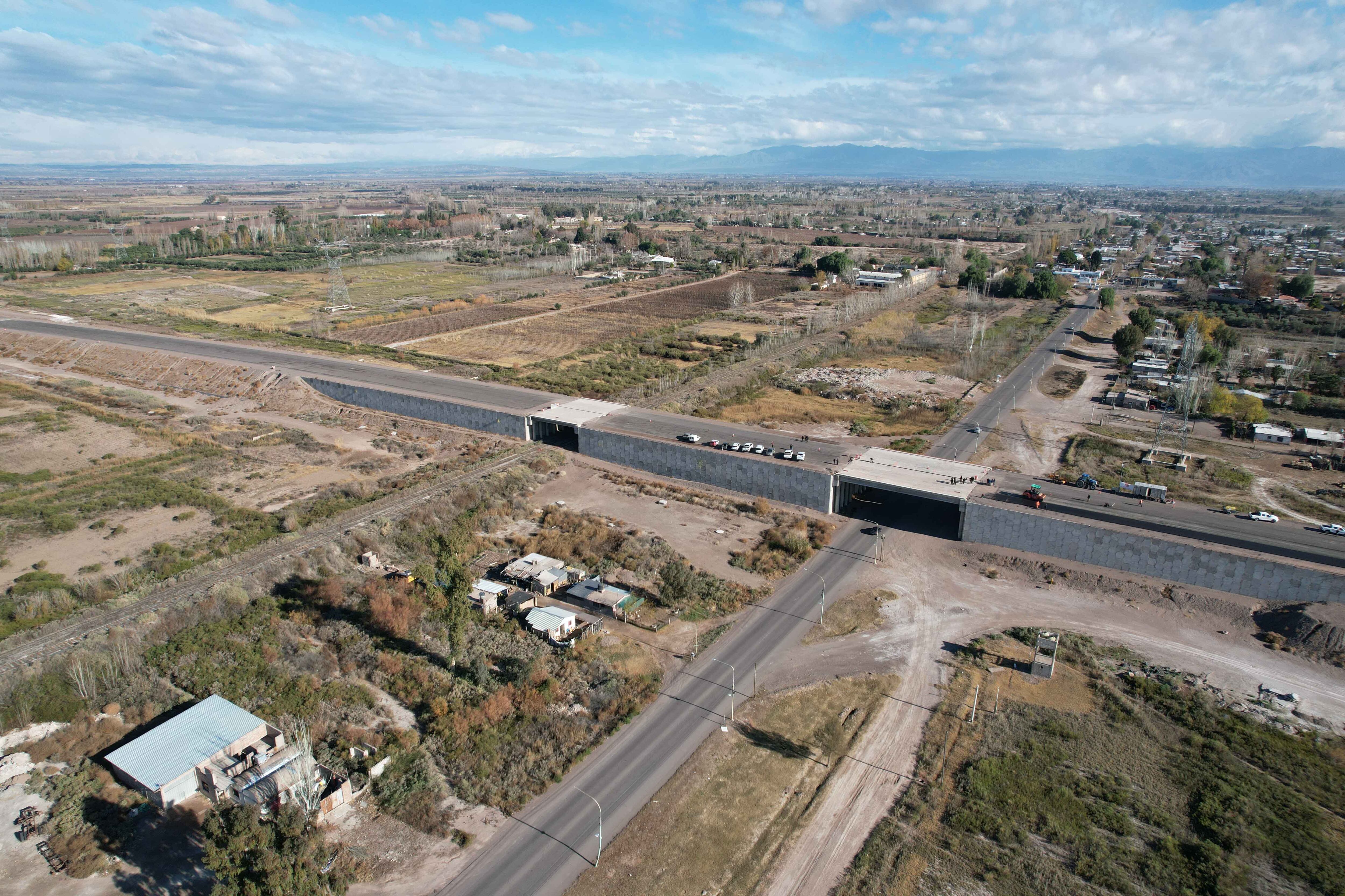 El gobernador Alfredo Cornejo recorrió los avances de la ruta Variante Palmira. Prensa Gobierno.