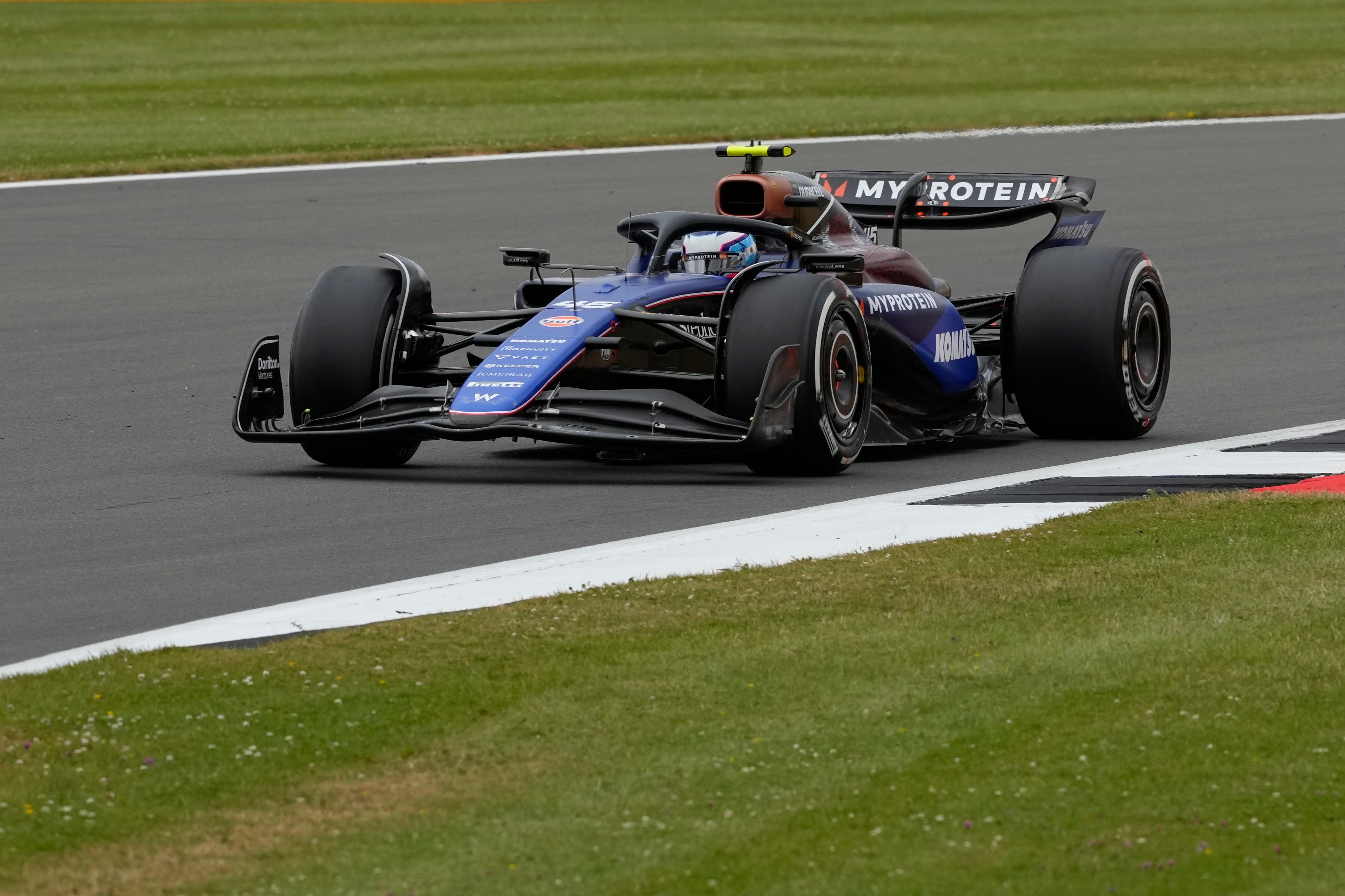 ARCHIVO - El piloto argentino de Williams Franco Colapinto conduce en el circuito de Silverstone, Inglaterra, el 5 de julio de 2024. (AP Foto/Luca Bruno)