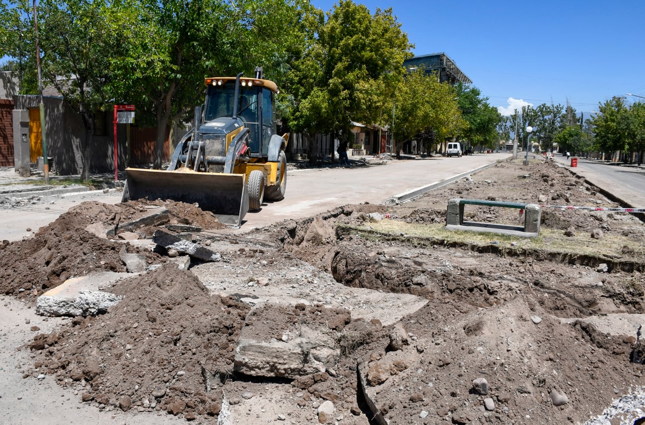 Las obras incluyen nuevas veredas, cordones y banquinas frente al polideportivo Nicolino Locche