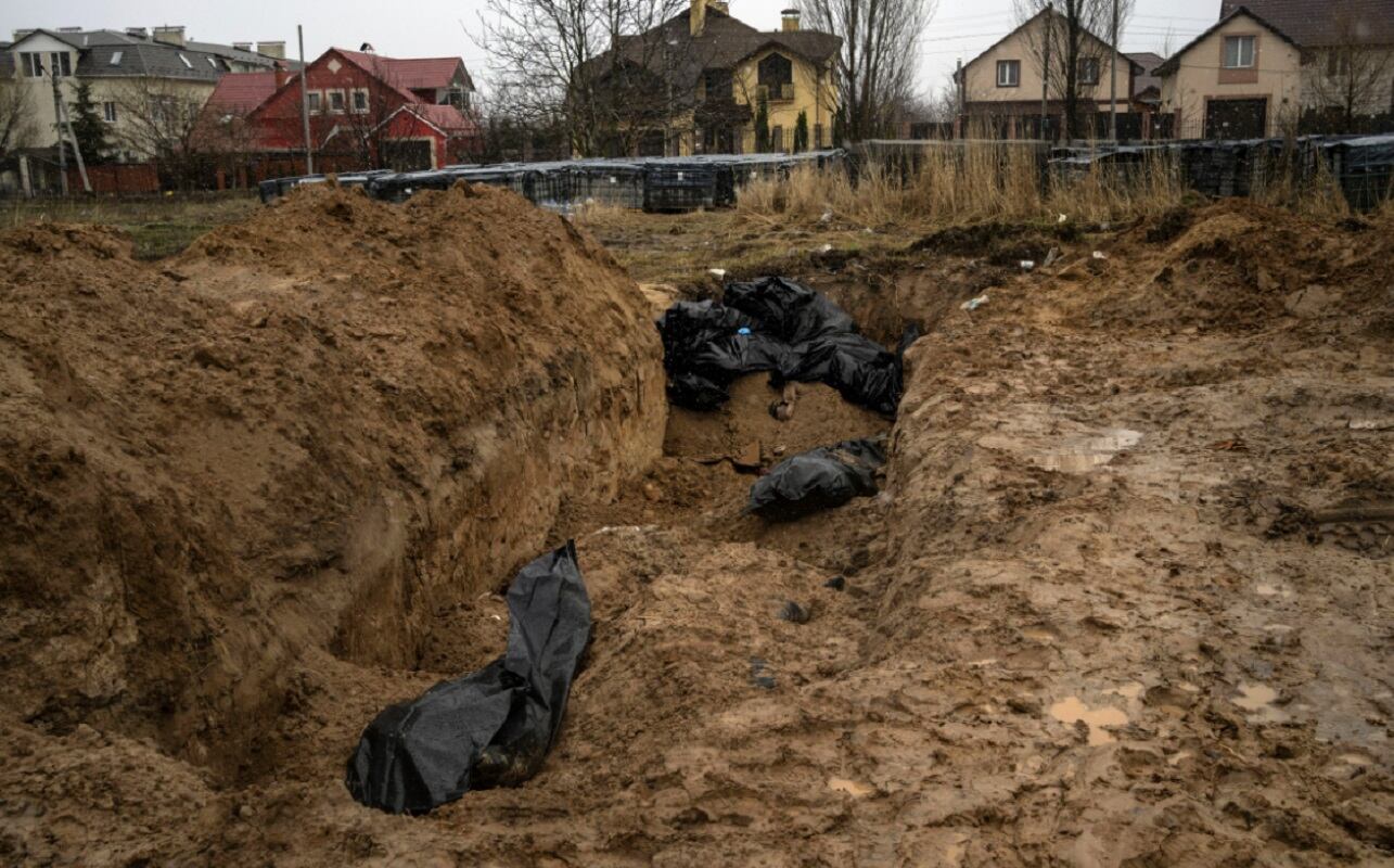 Los cuerpos yacen en una fosa común en Bucha, en las afueras de Kiev, Ucrania, el domingo 3 de abril de 2022.  (AP)