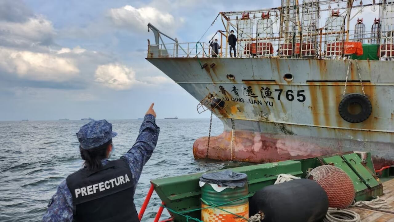 El equipo de Prefectura inspecciona el buque chino - Foto Prefectura