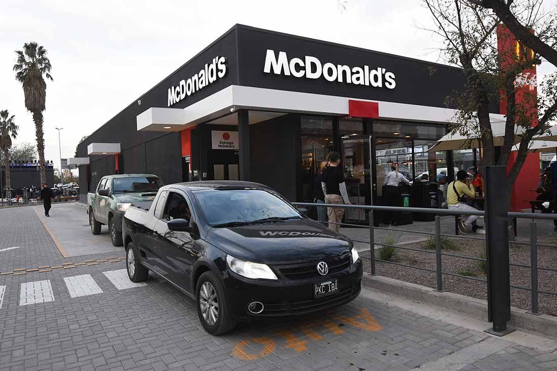 En el sector sur de la terminal de omnubus de Mendoza, se inauguró el local de comidas rápidas Mc Donald´s y auto Mac
Foto: José Gutierrez / Los Andes  